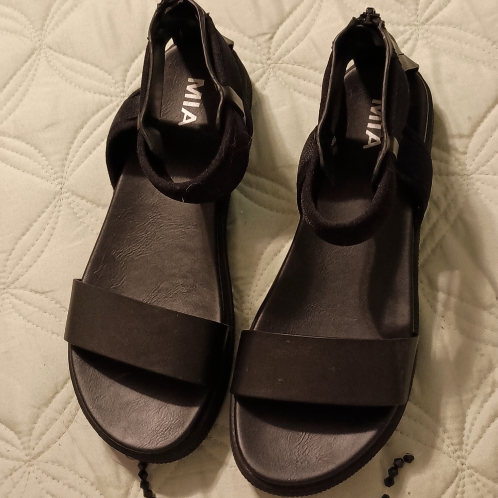 Mia sandals
